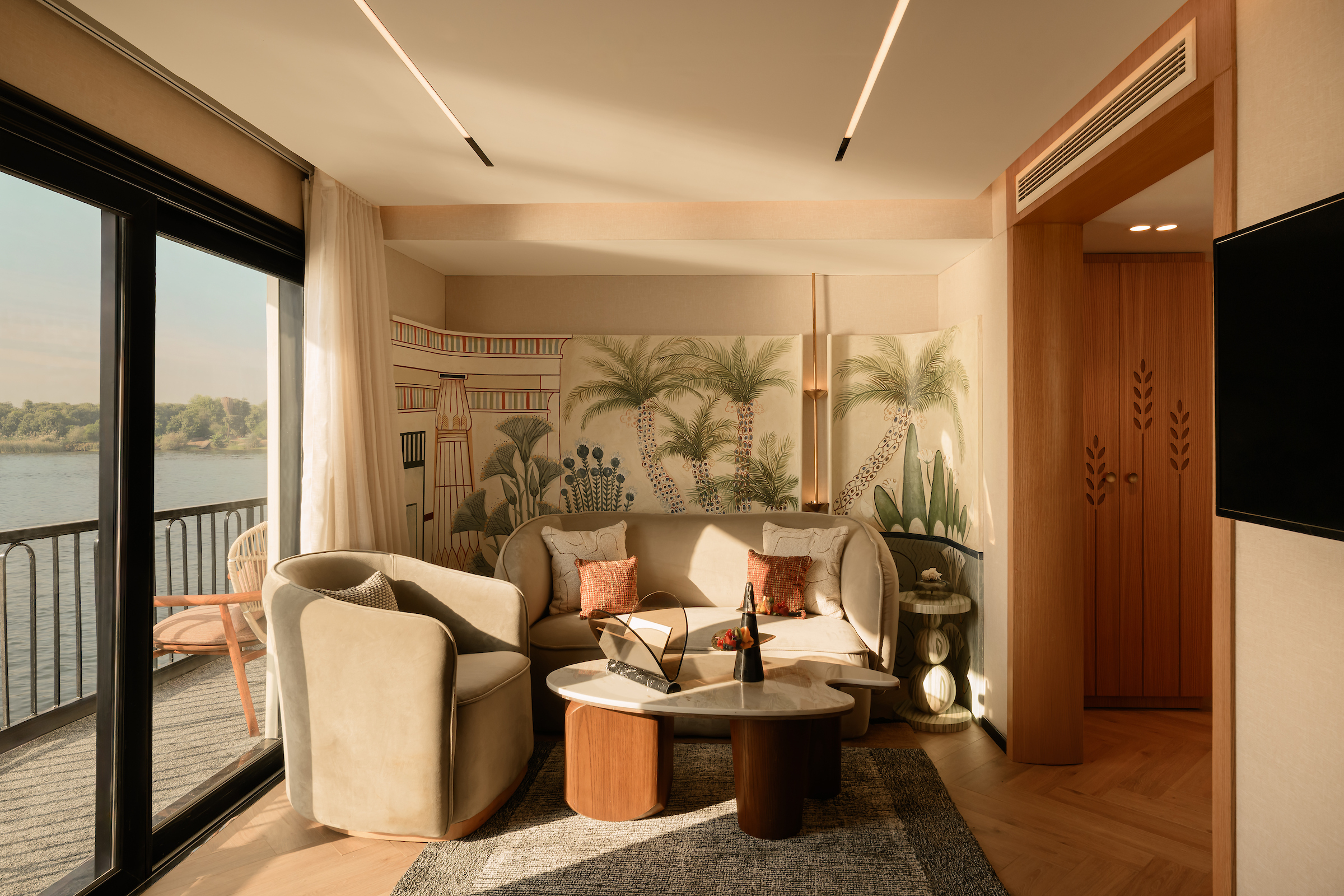 Le salon d'une suite avec balcon sur Le Fayan Suites