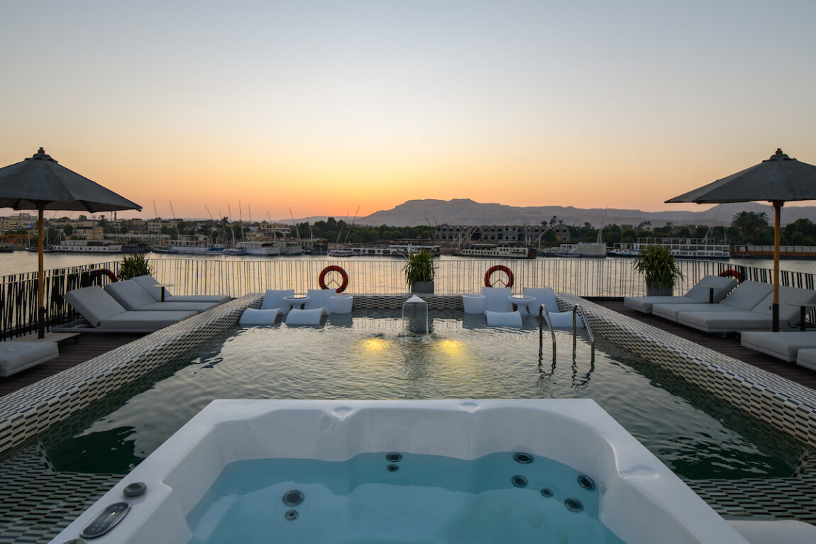 La piscine du pont soleil du Soleil au coucher du soleil