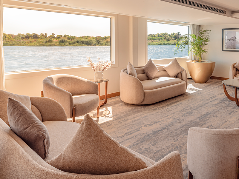 Le coin salon d'une suite sur le Sonesta Star Goddess