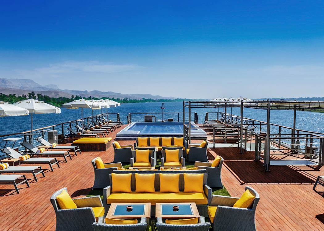 Le pont soleil et la piscine de l'Oberoi Philae