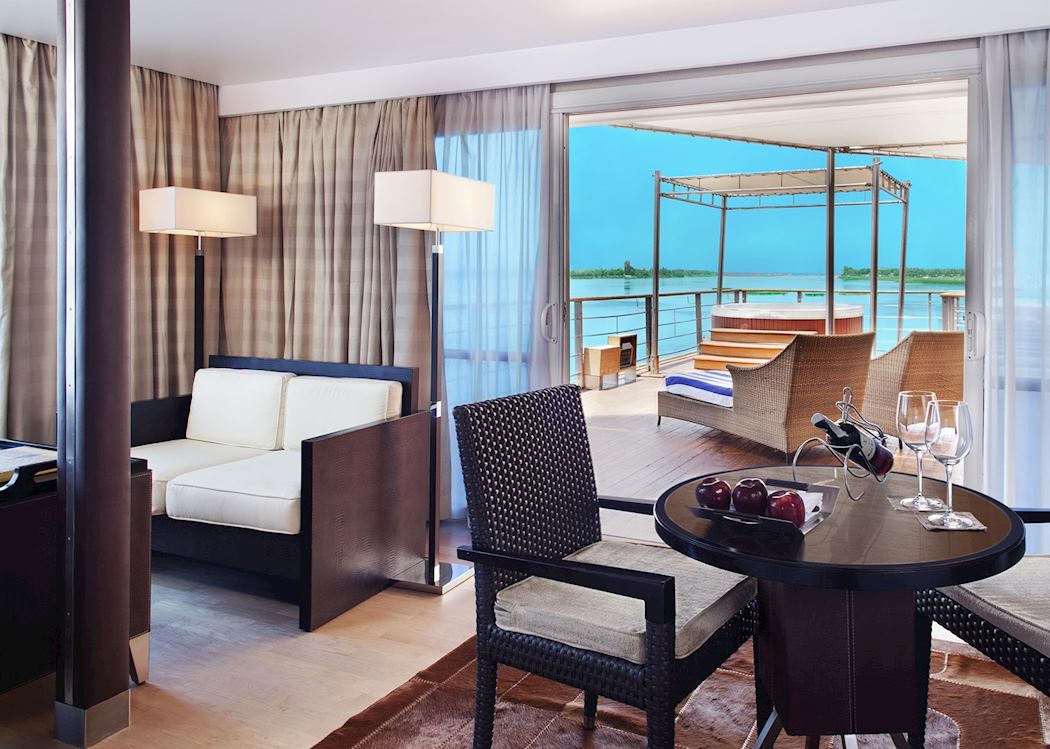 Une suite avec terrasse et bain à remous privé sur l'Oberoi Zahra