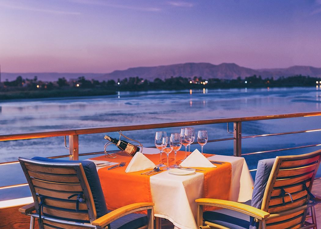 Dîner sur le pont au coucher du soleil à bord de l'Oberoi Zahra
