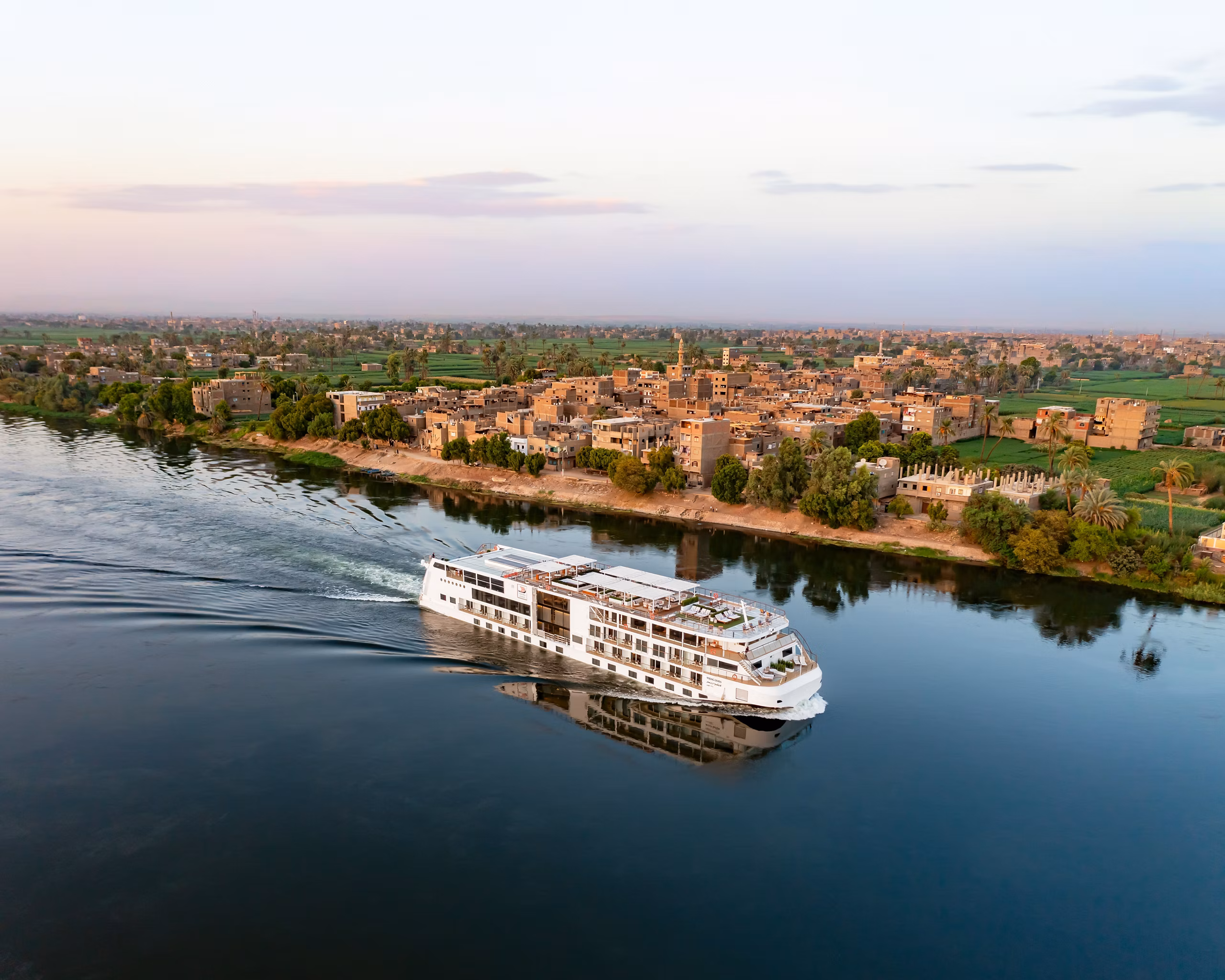 Le Viking Osiris passant devant un village du Nil